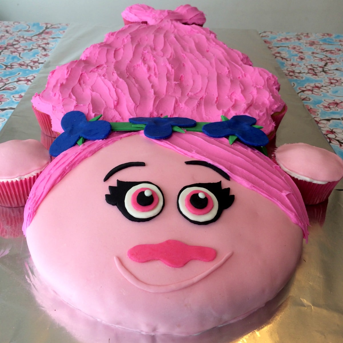  How to make a Princess Poppy cake with pull-apart cupcake hair: step by step tutorial to make a Trolls Princess Poppy Cake